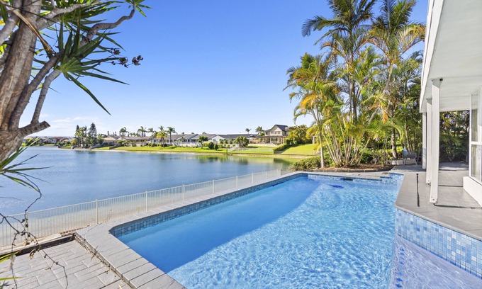 Gold Coast House | Large Family Home on the Lake with 5 Beds, 4 Bathrooms incl 3 Large Ensuites!