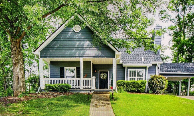 Newnan House | Large Family Cottage, King Master Bed, Downtown Newnan, Local Park &City of Hope
