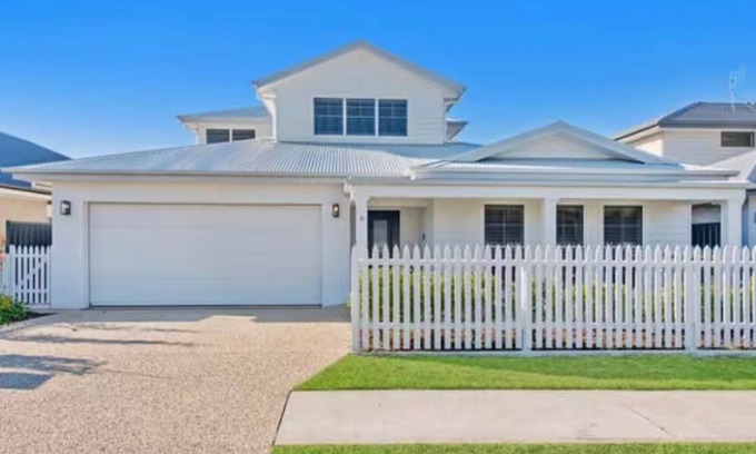Lake Cathie House | Large family friendly beach retreat