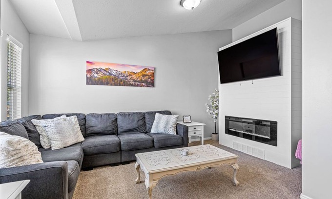 Clearfield House | Large family home close to HAFB/Lagoon water park