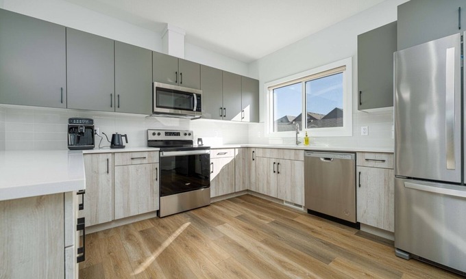 St. Albert House | Large family home in St Albert sleeps 10, EV rental available, 15min to WEM