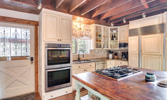 Evergreen West Central House | Large Family Retreat in Evergreen: Hot Tub & Deck!