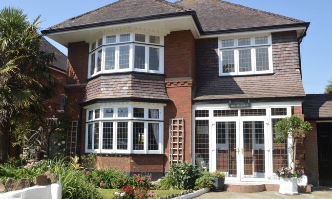 Shanklin House | Large four bedroom home near country walks & beach