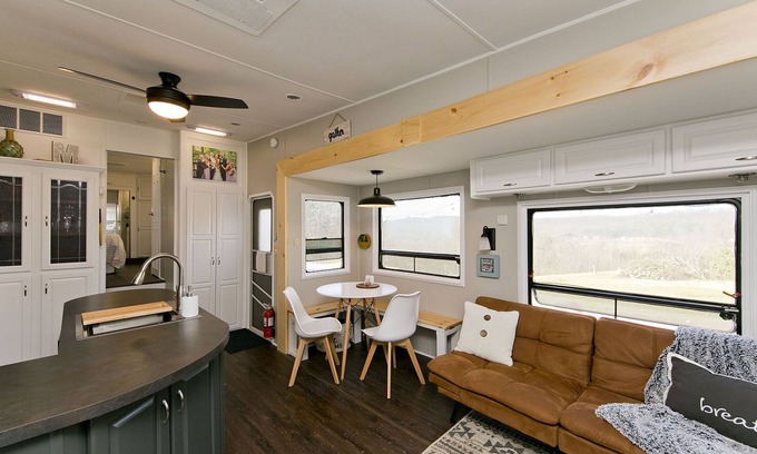 Points House | Large Glamper w/Hot Tub and full bathroom-sleep 6