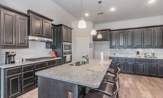 Garland House | Large Gorgeous Comfy 4BR New Built Retreat for Fam