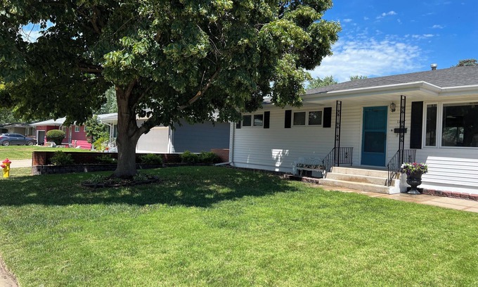 Grand Island House | Large groups, family and friends. 6 BR, 2.5 Bathrooms, Great Outdoor space