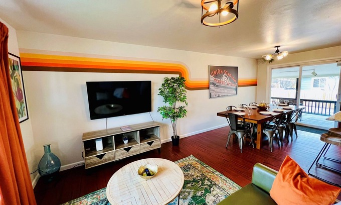 Lamar Heights Area House | Large Groups | Lots of Space | Neutral Location