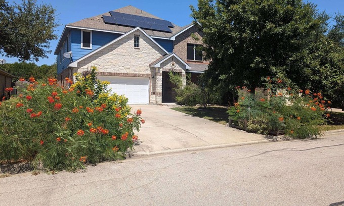 Hutto House | Large Handicap Accessible Home Sleeps 21. Game Room, Stocked Kitchen. Great for Large groups.