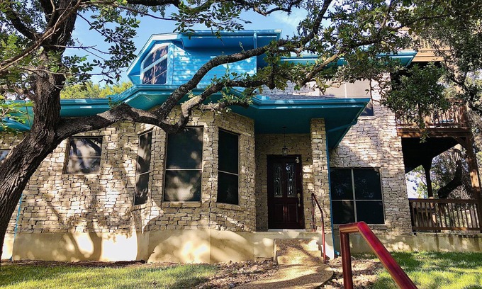 Wetmore House | Large heated POOL! Perfect vacation House 5 min to SixFlags & LaCantera