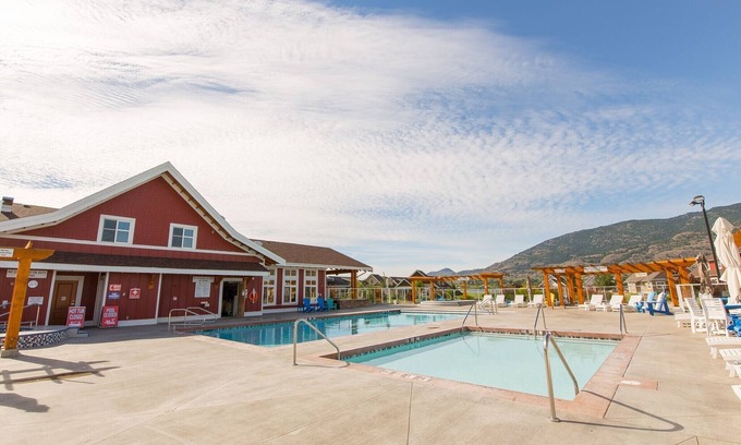 Okanagan-Similkameen House | Large home 4 bed and 4 bath two separate suites home two kitchens water views