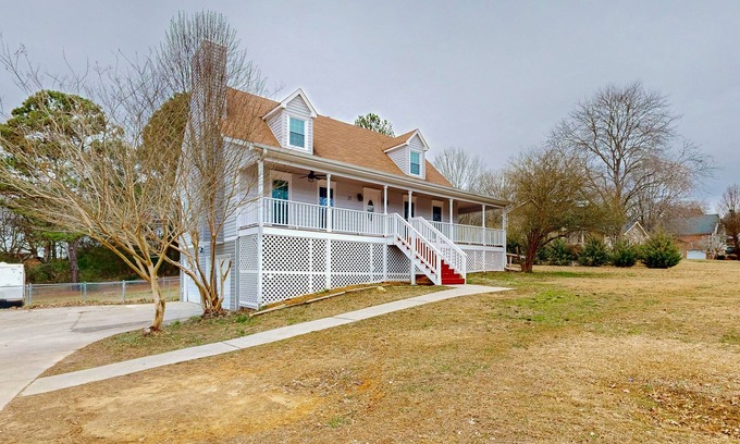 Cartersville House | Large home near downtown Cartersville with covered porch & W/D