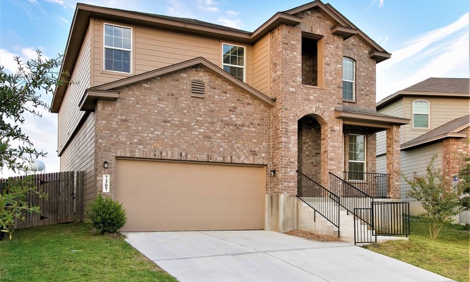 Solana Ridge House | Large Home Near Lackland: 30-Day min stay with 3-Mo/6-Mo/12-Mo price available