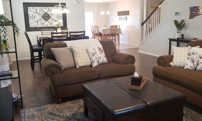 Southside House | Large home near Lackland base, mins to SeaWorld, easy access to major freeways