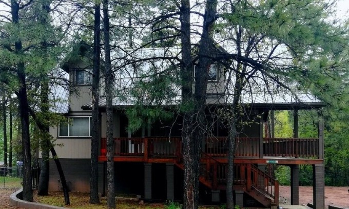 Strawberry House | Large home that is Family friendly and pet friendly non smoking home