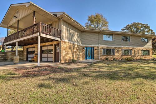 Lakeview House | Large Home with Games Walk to Bull Shoal Lake!