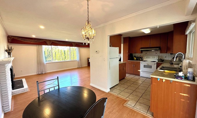 Richmond House | Large House 4 Bedrooms with Kitchen & Laundry Near YVR Airport & Transit