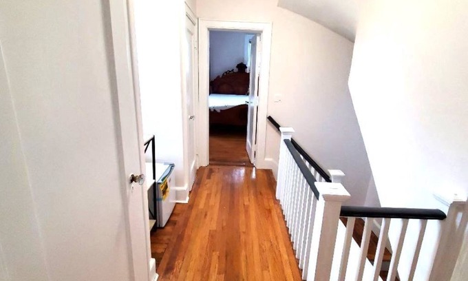 East Flushing House | Large Kingbed w Kitchennette!