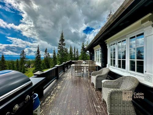 Ringsaker House | Large log cabin at Sjusjøen with sauna, fireplace and panoramic view