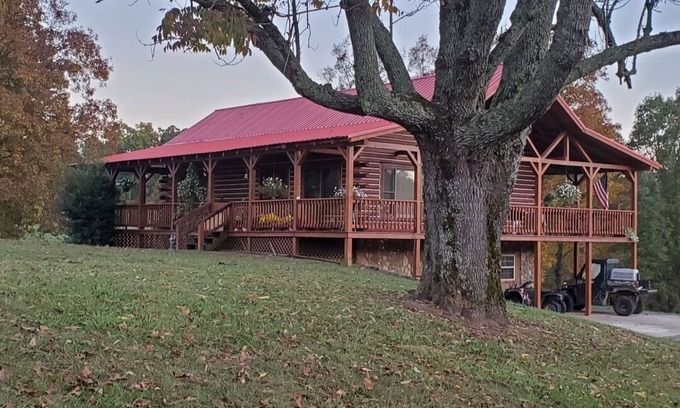 Big Rock House | Large Log Cabin Minutes From Lake Barkley and Land Between the Lakes Cadiz, KY