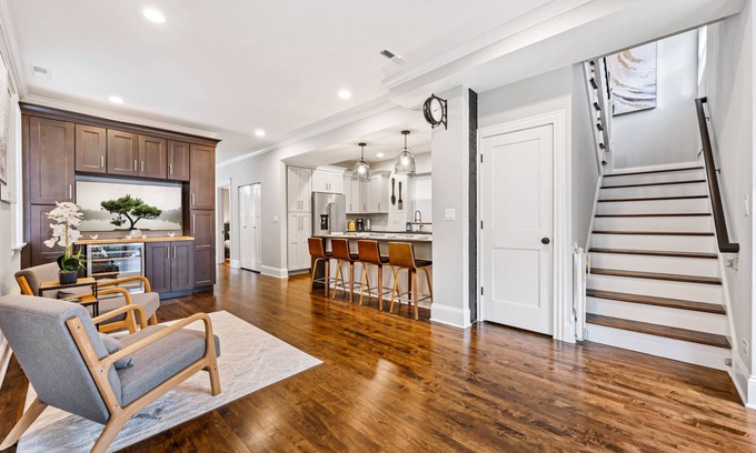 Lakeview House | LARGE LUX 6BD, 4BA HOME +garage & patio
