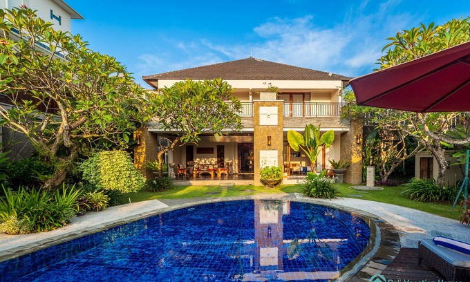 Kerobokan Villa | Large Luxury 5Br Pool Villa with Free Breakfast in Kuta!