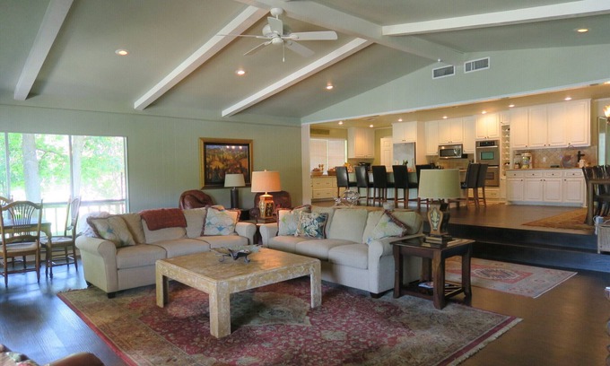 Cedar Creek Reservoir House | Large Luxury Lakefront Getaway