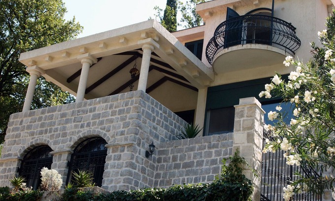 Morinj Villa | Large Luxury Villa overlooking the Bay with barbeque and garden