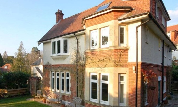 Canford Cliffs House | LARGE MANOR HOUSE which SLEEPS 16 in Branksome Park - HB4638