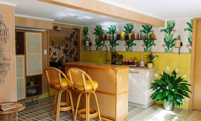 Saylorville House | LARGE Mid Century Home - Pool, Hot Tub, Tiki Bar, Bridal Suite, Patio, 4 Acres