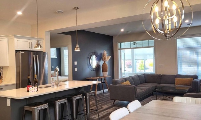 Okanagan-Similkameen House | Large Modern Home at the Cottages #54