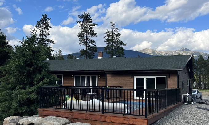 Valemount House | Large mountain home with heated pool and hot tub. Family getaway in Valemount