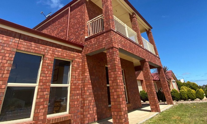 District Council of the Copper Coast House | Large open plan living, large bedrooms within walking distance to the beach.