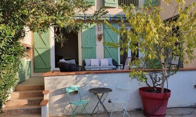 Le Port House | Large pleasant house with a flowery garden and a swimmingpool