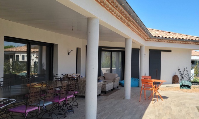 Lunel House | large pool and jacuzzi villa