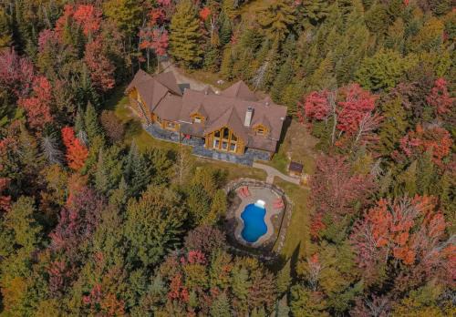 Fiddler Lake Resort Ski Chalet | Large Private Home, Pool, Hot Tub, Sauna, Games