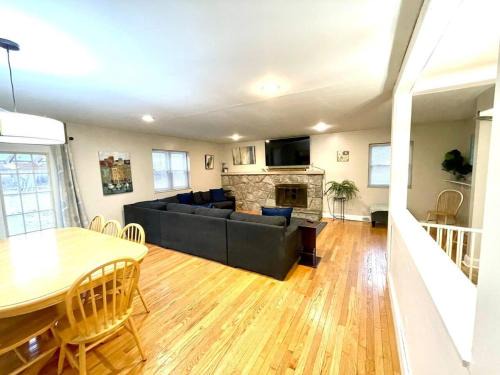 Gahanna House | Large Private Ranch - Master Bedroom Suite with King Bed and private Bathroom - Fenced Yard - Pets & Kids Welcome - Pool Table