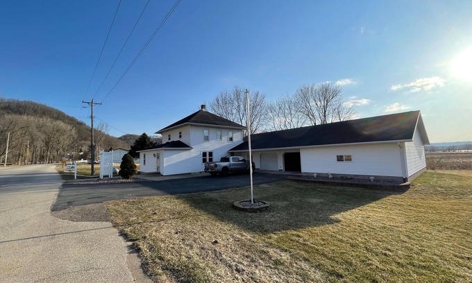 Genoa House | Large property close to the Mississippi River. Sleeps up to 12. Pet Friendly.