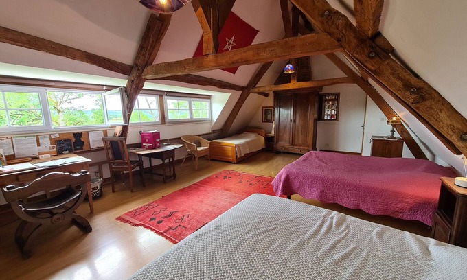 Le Pechereau Bed & Breakfast | Large quiet room with view, wifi, and parking - Le Pêchereau