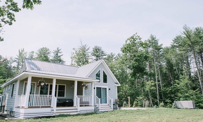 North Sebago Cottage | LARGE RESORT WITH 12 PROPERTIES. NATURAL POND FOR SWIMMING. CAFE ON SITE.
