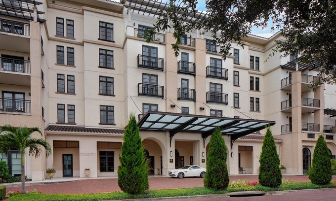 Winter Park Hotel | Large Room Award Winning Hotel w/Rooftop Pool - Close to Parks & Rollins College