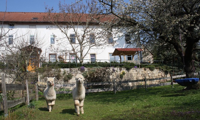 Zothen Apartment | Large, rustic apartment on a farm with a view of the castle