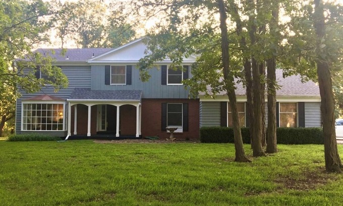 Grantville House | Large secluded 4 bedroom home in the timber with views of Perry Lake.
