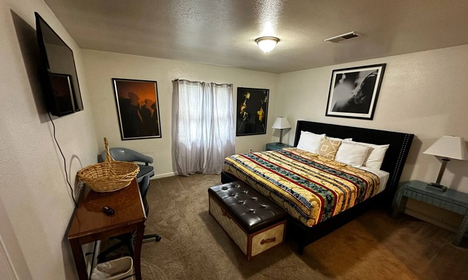 Crosstown House | Large Single Level 4 BR Near Zoo, Beale Street