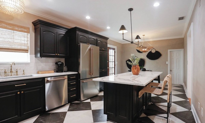 Historic Uptown House | Large Six Bedroom Home, Walkable to Downtown St. Pete, 20 mins To Beaches