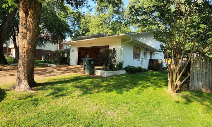 Cordova House | Large Southern Mansion with Swimming Pool, 5 king beds