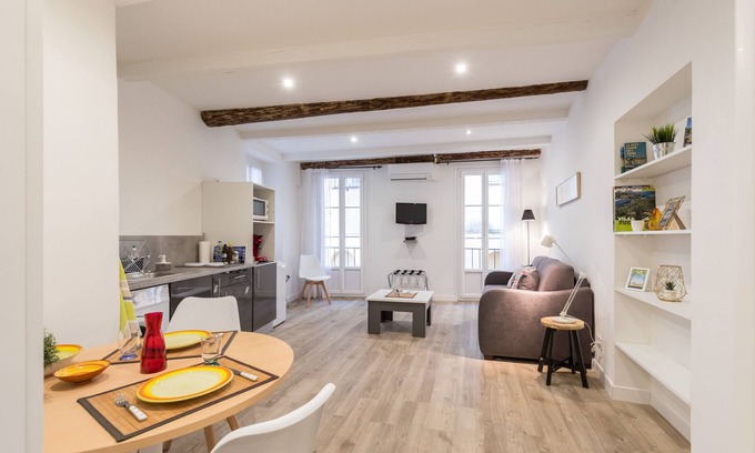 Old Town Apartment | Large Studio in the Old Town - Saint-François Square