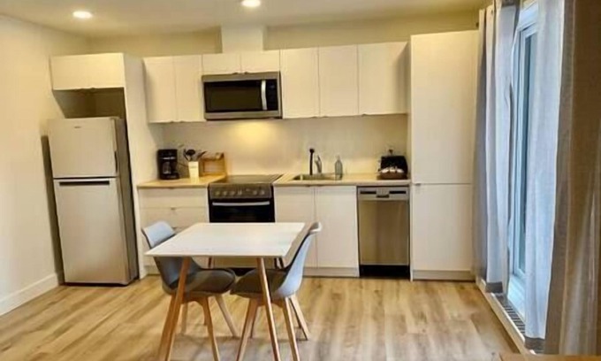 Cite-Universitaire Apartment | Large studio with balcony