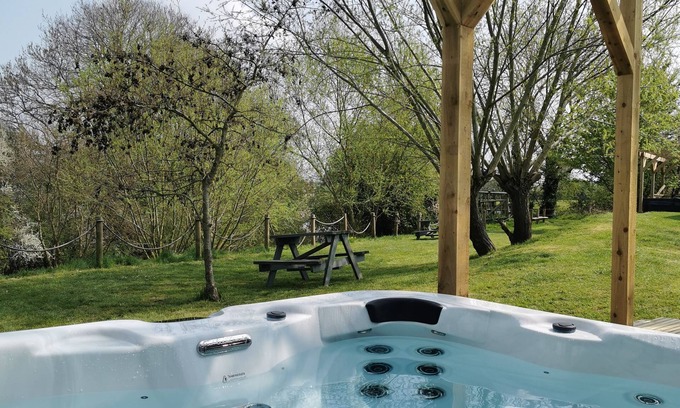 East Huntspill Cabin | Large three bedroom lodge with private hot tub on the banks of the river Brue.