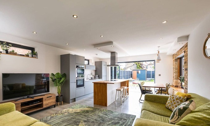 Broadstairs Apartment | Large three bedroom Apartment w/Garden near Beach