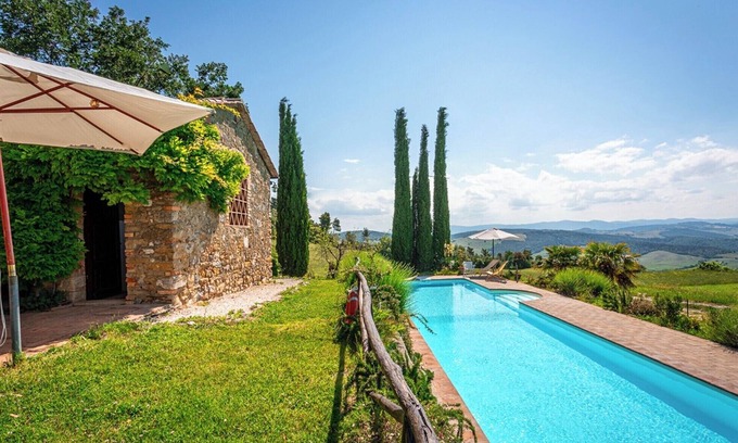 Volterra House | Large Tuscan farmhouse with huge swimming pool